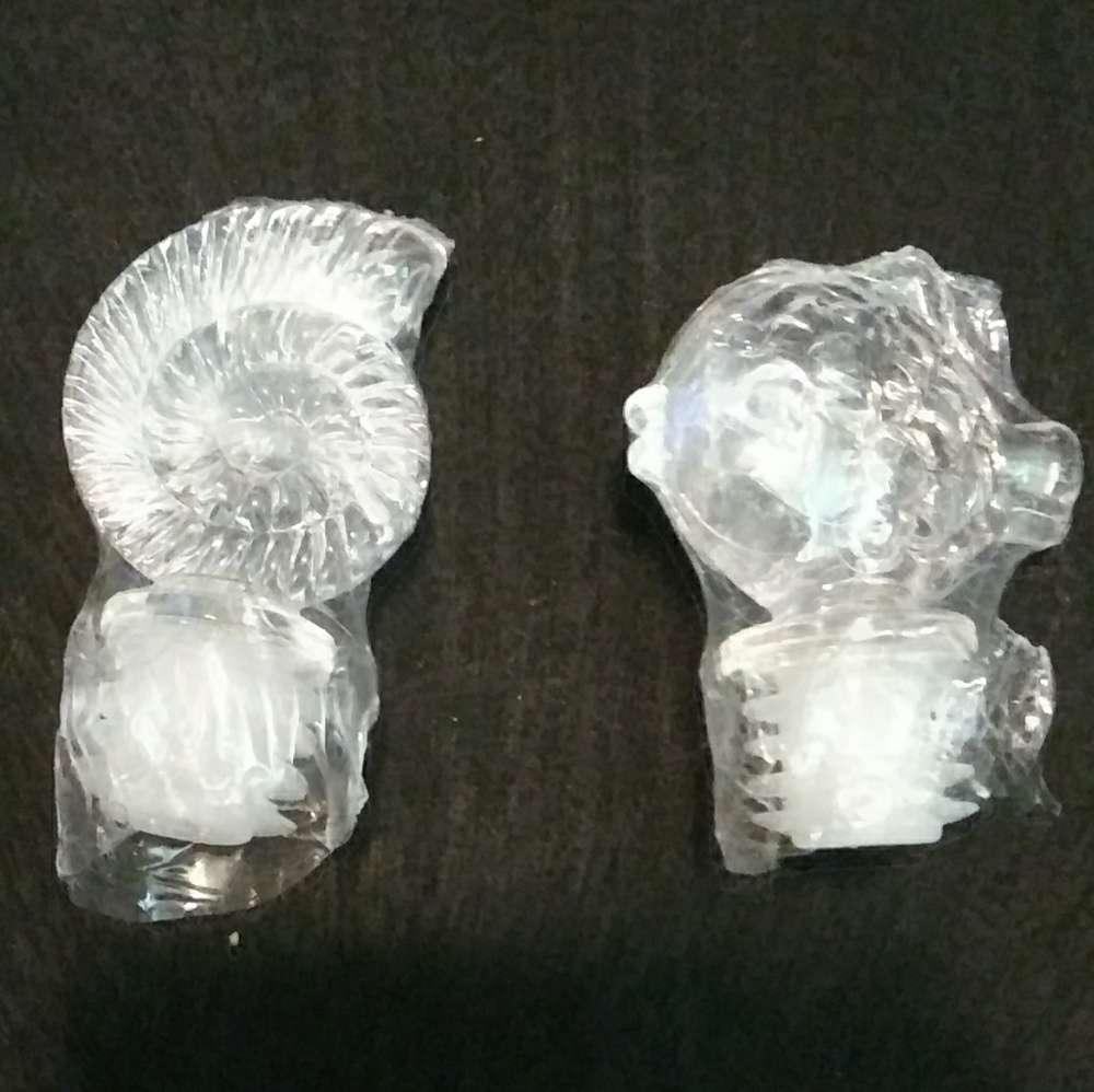 Small bottle stoppers